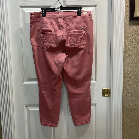 Skinny pink capri with stretch - Picture 2 of 5